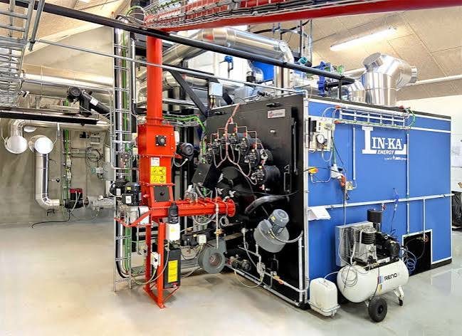 Blåt biomassekedelanlæg fra Linka Energy i en teknikbygning