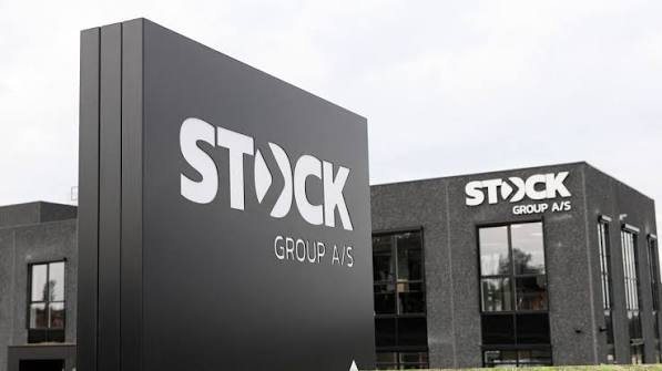 Skilt med Stock Group A/S foran virksomhedens domicil